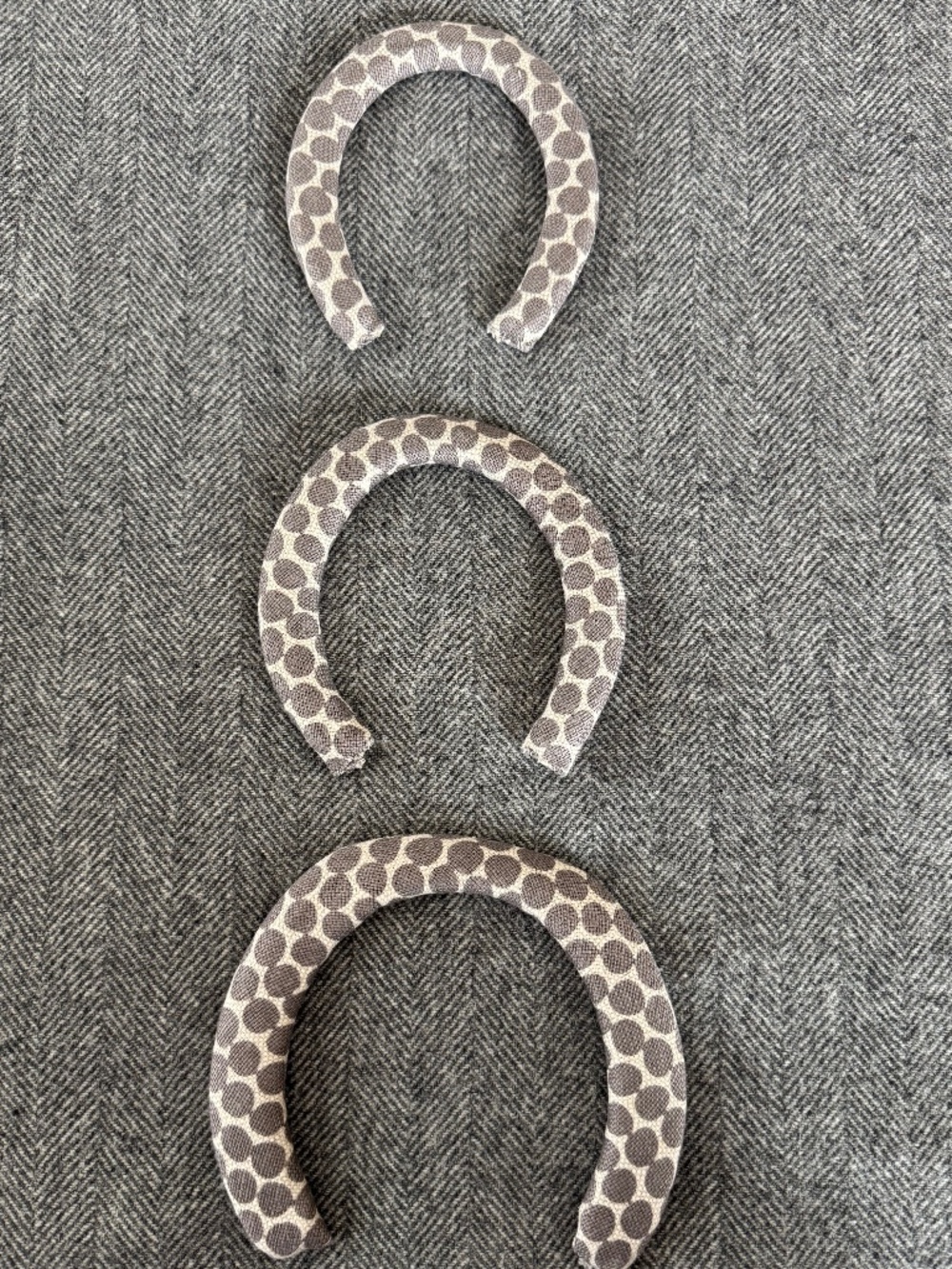 NWOT, LARGE SIZE FABRIC COVERED HORSESHOE IN HABLE CONSTRUCTION FABRIC